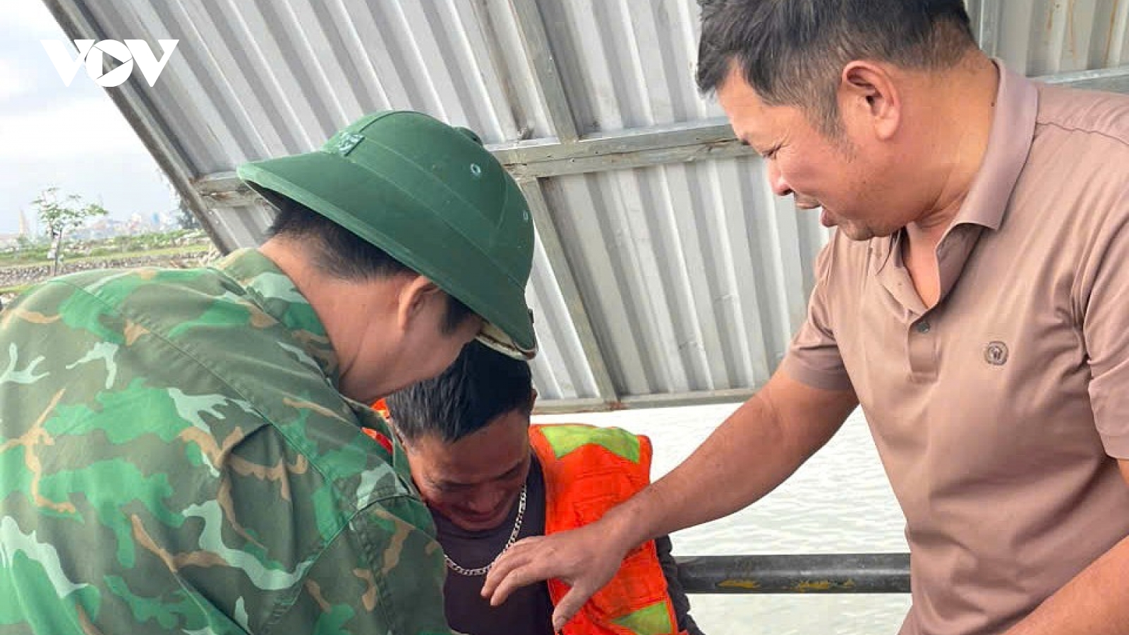 Chìm tàu cá trên biển Nghệ An, 3 ngư dân may mắn thoát chết